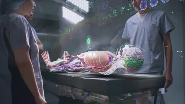 Többnemzetiségű Sebész Csapat Dolgozik Műtőben Holografikus Kijelzővel Virtuális Emberi Csontváz — Stock videók