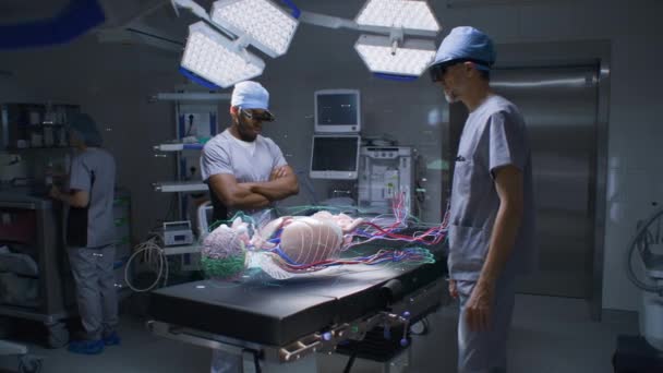 複数の外科医は ホログラフィックディスプレイを使用して Arヘッドセットを着用したオペレーティングルームで働いています 仮想人間の骨格 重要な兆候の3Dグラフィック 医学におけるAi技術 ハイテク手術 — ストック動画