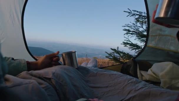 Romantik Gezgin Çift Dağ Tepesinde Çadırda Yatar Çay Içerler Turist — Stok video