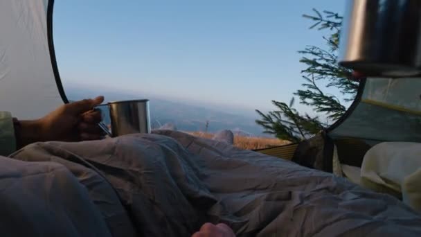 Romantyczna Para Wędrowców Leży Namiocie Górskim Wzgórzu Pije Gorącą Herbatę — Wideo stockowe