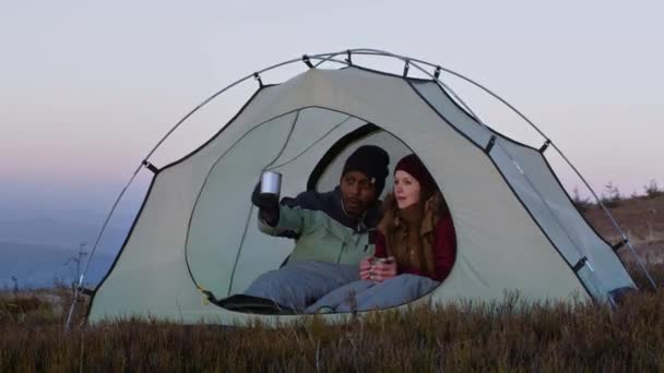 Çok Irklı Iki Turist Tepede Dinleniyor Sohbet Ediyorlar Genç Aile — Stok video