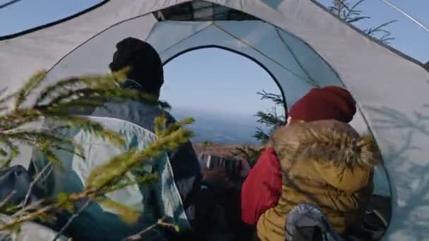 マウンテンバレーのテントに座る複数のハイカーカップル 彼らは話し 抱擁し お茶を飲む 2人の旅行者は冒険休暇中に休憩をとった ロマンチックな観光客の家族が暖かく 景色を賞賛 — ストック動画