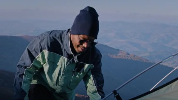 Uomo Afroamericano Tende Cima Alla Collina Montagna Una Donna Una — Video Stock