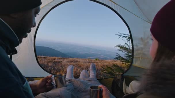Çok Irklı Turist Çifti Dağ Tepesinde Çadırda Oturuyorlar Konuşuyorlar Bardakları — Stok video
