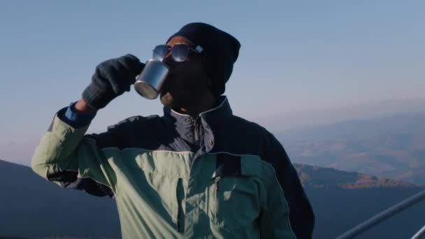 Afroameričan Slunečních Brýlích Stojí Poblíž Stanu Dívá Krásné Lesní Údolí — Stock video