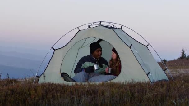 Birkaç Turist Tepedeki Çadırda Dinleniyor Aile Çay Içer Konuşur Manzaranın — Stok video