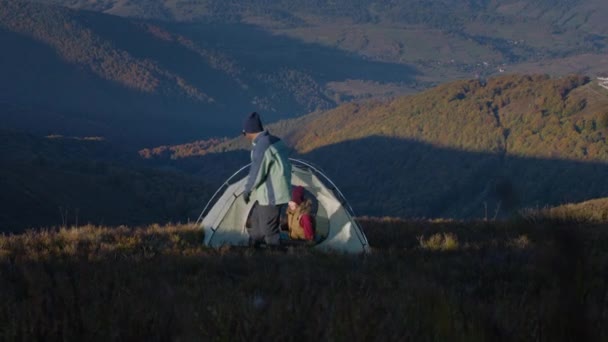 Afrikalı Amerikalı Adam Dağın Tepesine Çadır Kurdu Kadın Çadırda Oturur — Stok video