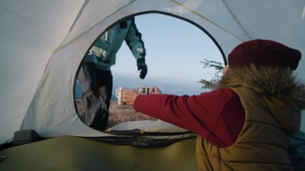 Donna Siede Tenda Tiene Due Tazze Mano Uomo Afroamericano Con — Video Stock