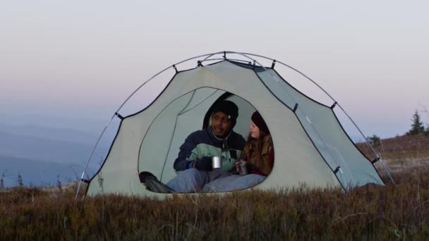 Kafkasyalı Bir Kadınla Afrika Kökenli Amerikalı Bir Adam Tepedeki Çadırda — Stok video