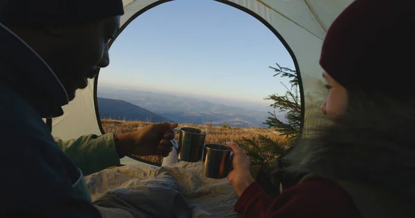 Többnemzetiségű Turista Házaspár Sátorban Hegyen Beszélgetnek Koccintanak Teát Isznak Két — Stock Fotó