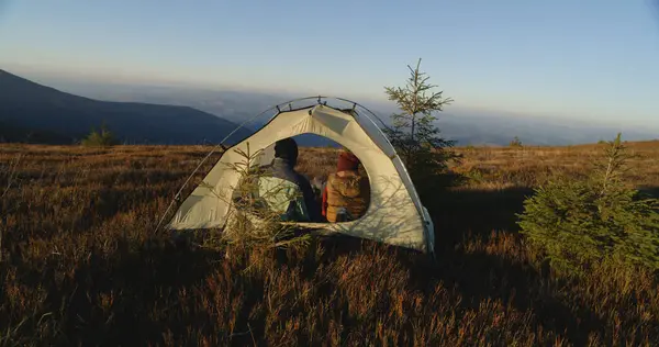 Multiethnic Tourist Couple Sit Tent Top Mountain Hill Talk Drink — Stock Photo, Image