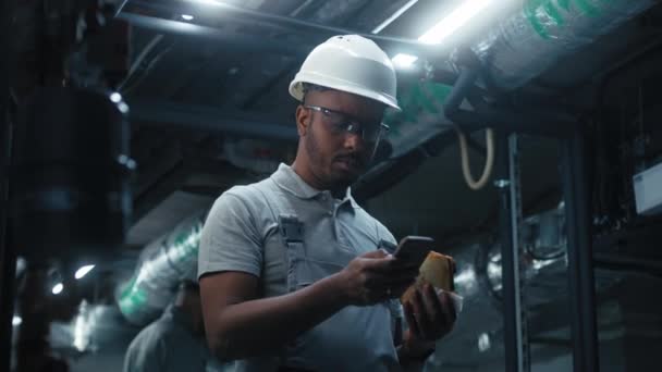 Ingeniero Profesional Afroamericano Uniforme Seguridad Gafas Protección Hardhat Navega Por — Vídeos de Stock