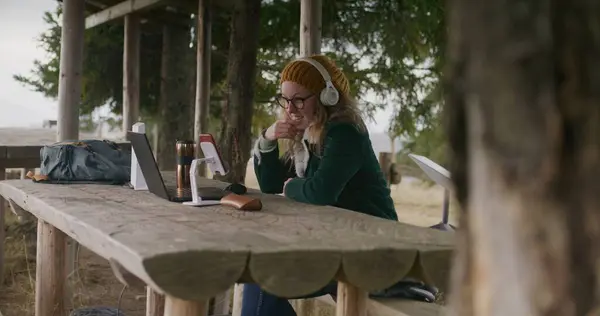 Деловая Женщина Сидит Деревянной Беседке Разговаривает Онлайн Конференции Используя Ноутбук — стоковое фото