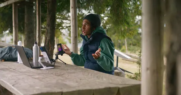 Afroamerykańska Serpentyna Siedzi Drewnianej Altanie Rozmawia Profesjonalnym Mikrofonem Nastolatek Używa — Zdjęcie stockowe