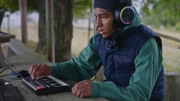 Adolescente Afroamericano Con Auriculares Juega Controlador Midi Aire Libre Joven — Vídeos de Stock