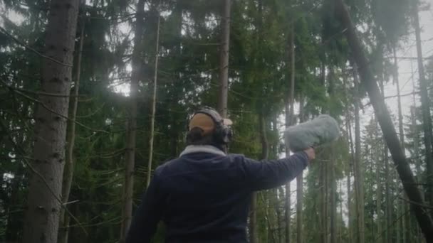 Homem Caucasiano Fones Ouvido Registra Sons Natureza Para Filme Floresta — Vídeo de Stock