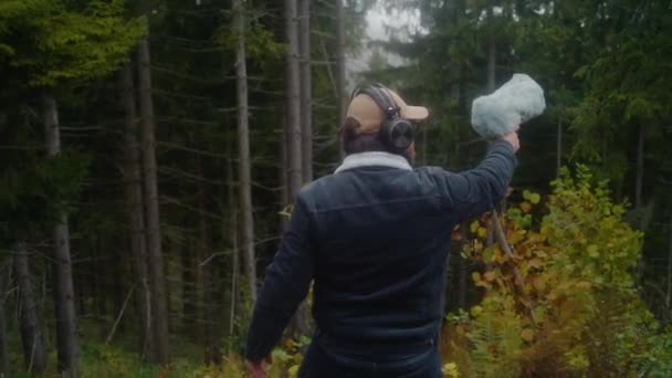 Kaukaski Mężczyzna Noszący Słuchawki Nagrywa Dźwięki Natury Filmu Drewnie Iglastym — Wideo stockowe