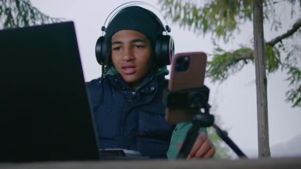 Afroamerikanische Teenager Mit Kopfhörern Hören Lieder Freien Der Junge Musiker — Stockvideo