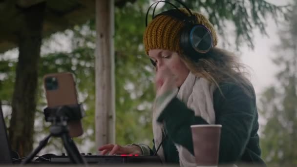 Kaukázusi Zenész Pavilonban Erdőben Mozog Ritmikusan Miközben Játszik Digitális Elektromos — Stock videók