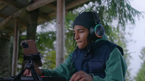 Adolescente Afro Americano Usando Fones Ouvido Joga Controlador Midi Livre — Vídeo de Stock