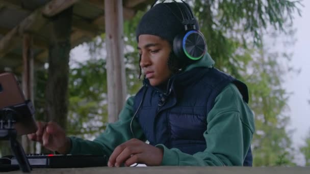 Αφρο Αμερικανός Έφηβος Ακουστικά Παίζει Στο Πληκτρολόγιο Midi Εξωτερικούς Χώρους — Αρχείο Βίντεο