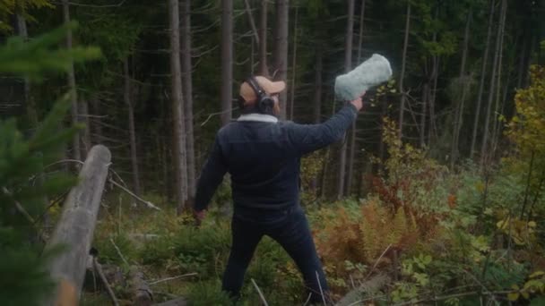 Ljudtekniker Som Bär Hörlurar Registrerar Naturljud För Film Skogen Med — Stockvideo
