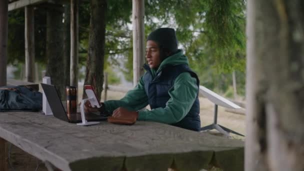 Afroameričtí Mladí Chlapci Sedí Dřevěném Altánku Mluví Učitelem Videohovoru Pomocí — Stock video