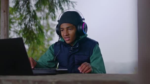 헤드폰을 음악가 Midi 컨트롤러 야외에서 합니다 아프리카계 미국인 십대는 산에서 — 비디오