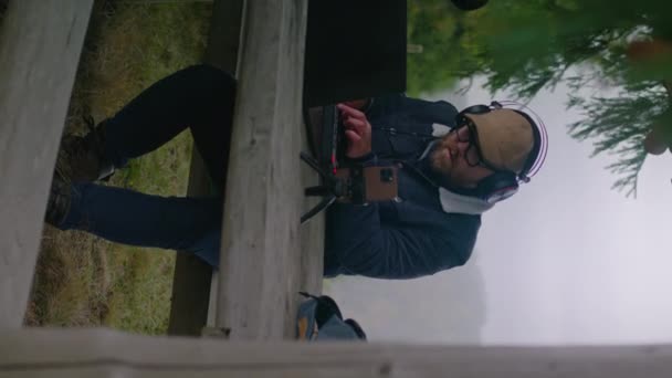 Καυκάσιος Που Φοράει Ακουστικά Παίζει Στο Πληκτρολόγιο Midi Έξω Μουσικός — Αρχείο Βίντεο