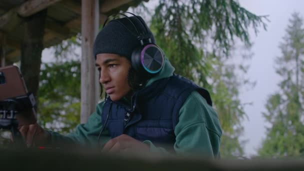 Kulaklıklı Genç Bir Müzisyen Açık Havada Midi Klavye Çalar Çardakta — Stok video