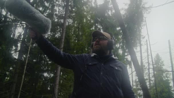Hombre Caucásico Con Auriculares Registra Sonidos Naturaleza Para Película Madera — Vídeos de Stock