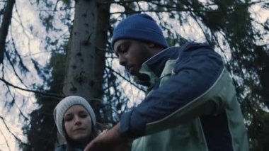 Çok ırklı çiftler turist gezisi sırasında ya da ormanda yürüyüş yaparken atıştırır ve konuşurlar. Dağlarda yürüdükten sonra kampta dinlenen bir grup arkadaş. Turizm ve açık hava keşfi. Yavaş çekim.