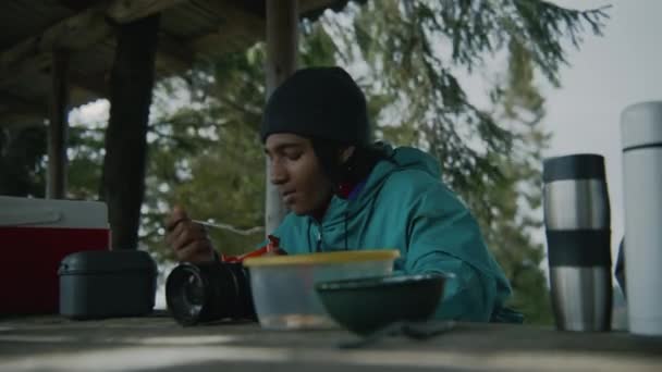 Adolescente Afroamericano Descansando Gazebo Comiendo Joven Turista Sienta Mesa Come — Vídeos de Stock