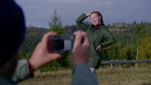 언덕보기에 아내의 사진을 남자의 여자는 카메라에 하이킹 가을에 산에서 하이킹 — 비디오