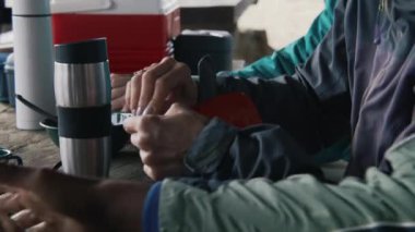 Çok ırklı bir ailenin akşam yemeği için yürüyüş hazırlıklarına son verin. Çeşitli turistler ormanda uzun bir yürüyüşten sonra ahşap çardakta dinleniyorlar. Yürüyüş sırasında yürüyüşçüler ya da tatilde dağlarda keşif gezileri.