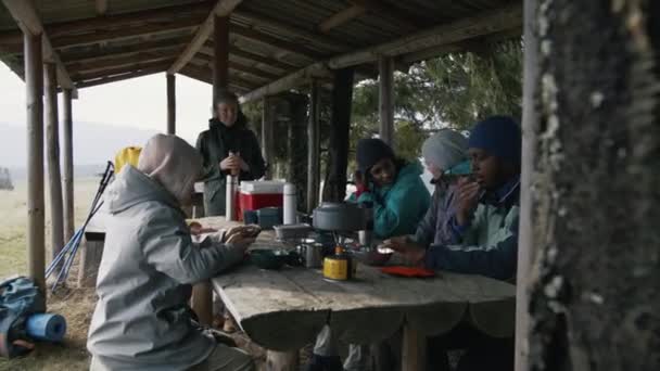 Різні Групи Туристів Говорять Про Експедицію Чекають Їжу Подорожі Друзі — стокове відео