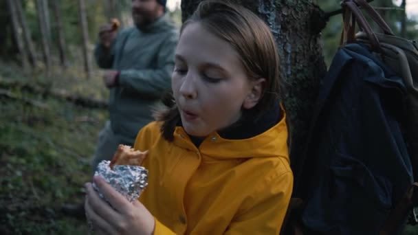 Wieloetniczna Para Turystów Plecakami Siedzi Lesie Przekąski Podczas Wycieczki Turystycznej — Wideo stockowe