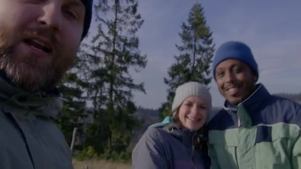 成人男子 博客记录视频与多族裔朋友在山顶 并在电话前摄像头交谈 在山上旅行的一群旅行者或远足的伙伴 Pov Video Call Vlog Filming — 图库视频影像