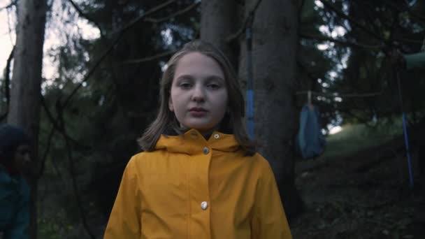 Glückliche Kaukasierin Steht Zwischen Bäumen Wald Lächelt Blickt Die Kamera — Stockvideo
