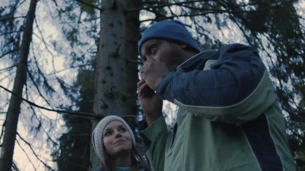 다민족 커플의 하이킹 이야기 하이킹 숲에서 간식을 산에서 트레킹 캠프에서 — 비디오