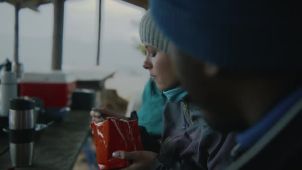 Una Pareja Multiétnica Excursionistas Come Comida Seca Congelada Durante Expedición — Vídeo de stock