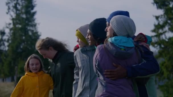 Szczęśliwych Wielonarodowych Przyjaciół Lub Rodziny Wakacjach Zrobić Zdjęcie Wzgórzu Przed — Wideo stockowe