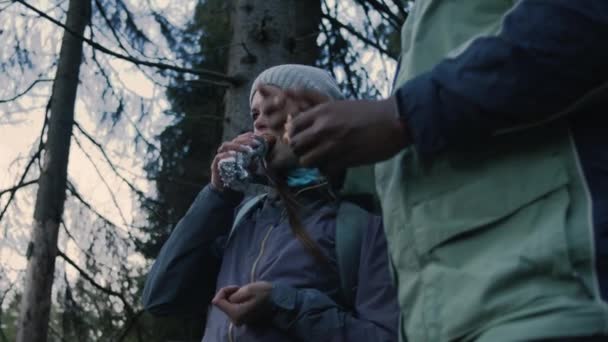 Pareja Multiétnica Excursionistas Hablar Comer Bocadillos Bosque Durante Viaje Turístico — Vídeo de stock