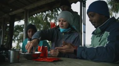 Yetişkin Afrikalı Amerikalı adam, karısına hediye paketi açıyor. Çok ırklı turist aileleri birlikte dağ yürüyüşü yaparlar. Bir grup gezgin ya da yürüyüşçü keşif gezisinden sonra çardakta dinlenir ya da dağlarda yürüyüş yapar..