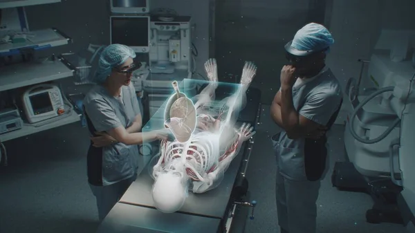 Olika Kirurger Headset Arbetar Operationssalen Med Futuristisk Holografisk Display Grafik — Stockfoto