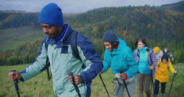 Różnorodna Grupa Podróżników Plecakami Kijkami Trekkingowymi Spacerująca Szlakiem Pięknym Górskim — Zdjęcie stockowe