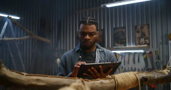 Creatieve Afro Amerikaanse Ontwerper Maakt Gebruik Van Digitale Tabletcomputer Ontwerpt — Stockfoto