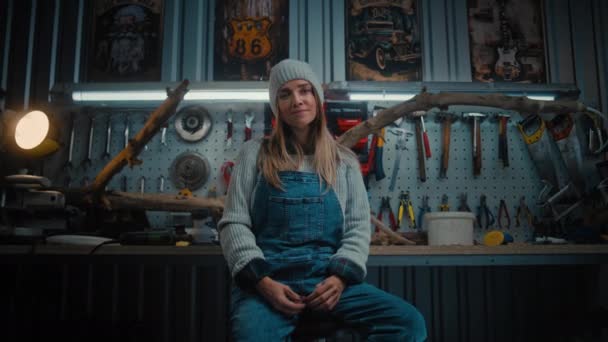 Kvindelig Tømrer Håndværker Smiler Ser Kameraet Sidder Moderne Stilfuldt Værksted – Stock-video