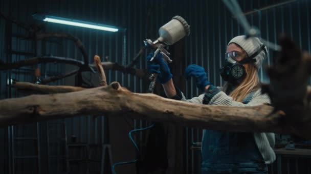 呼吸器中的女木匠在树枝上喷涂液体或木材清漆 设计木料加工 使木料产品在车间工作 手工和小型企业概念 — 图库视频影像