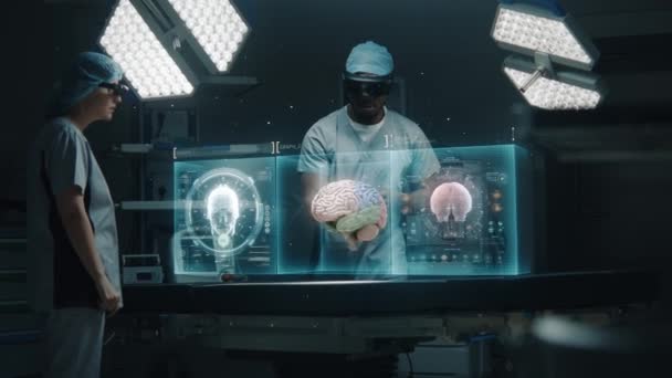 Arヘッドセットの多様な外科医が手術室で働いています アフリカ系アメリカ人の専門家は Ai仮想ホログラフィックディスプレイを使用しています 健康モニターと人間の脳の3Dグラフィック 現代医療施設について — ストック動画